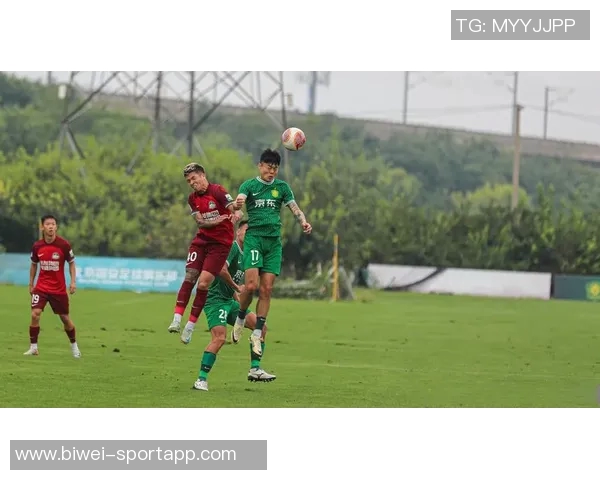 北京国安主场赛后邀请球迷家庭与队员亲密合影共度美好时光